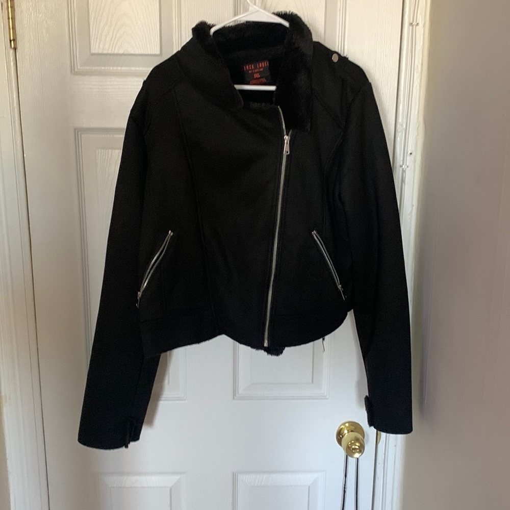 A black jacket with collar with side zipper and fur on the inside